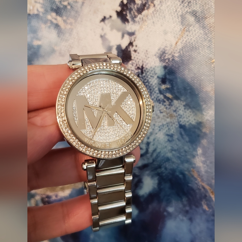 Michael Kors Parker Pavé Silver-Tone Watch. - Picture 3 of 10